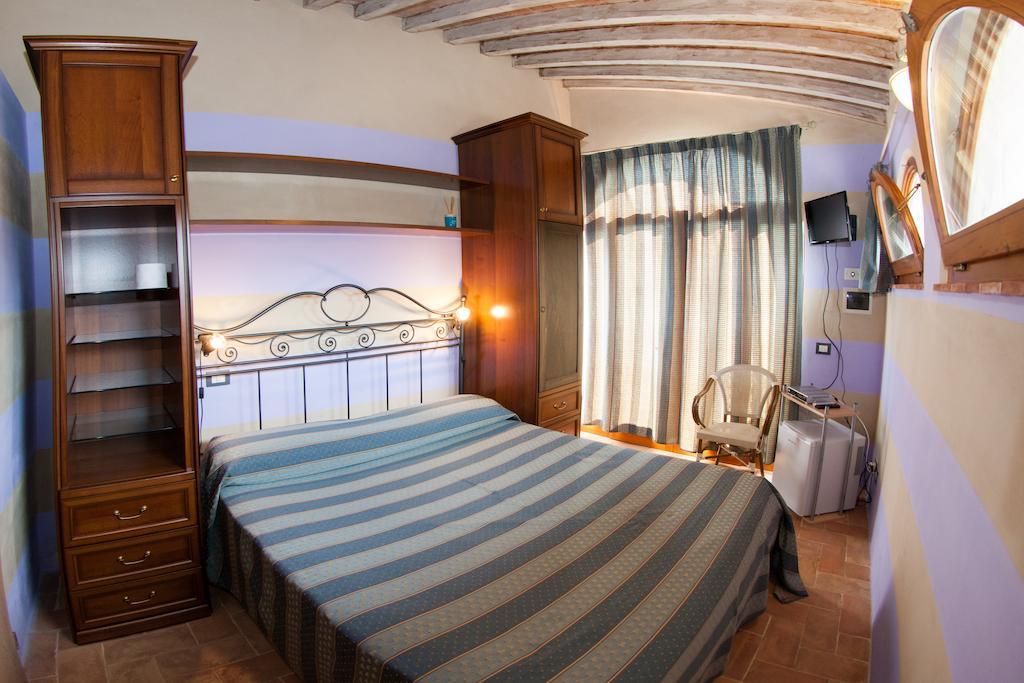 Casa Vacanze "Casale Al Pino" Рипарбела Стая снимка